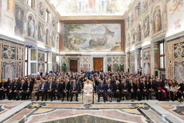Papa Leão XIV com participantes de audiência no Vaticano  em 13 de outubro de 2025