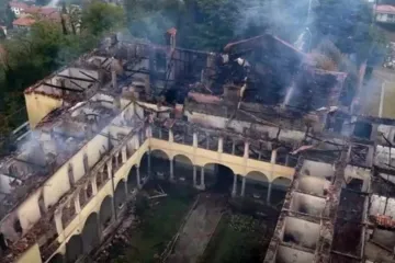 Mosteiro de Bernaga depois de incêndio que atingiu o mosteiro em 11 de outubro de 2025