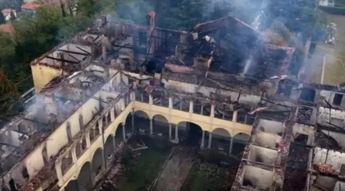 Mosteiro de Bernaga depois de incêndio que atingiu o mosteiro em 11 de outubro de 2025 ?? 