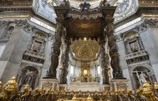 Altar-mor da basílica de São Pedro, no Vaticano.