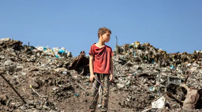 Criança em pé sobre escombros na Faixa de Gaza ?? 