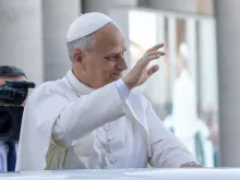 O papa Leão XIV saúda peregrinos na praça de São Pedro, no Vaticano.