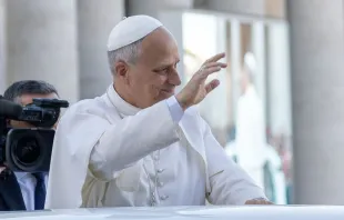 O papa Leão XIV saúda peregrinos na praça de São Pedro, no Vaticano.