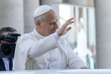 Leão XIV saúda peregrinos na praça de São Pedro