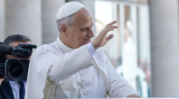 Leão XIV saúda peregrinos na praça de São Pedro ?? 