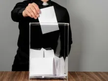 Padres mais jovens dos EUA dizem ser muito mais conservadores do que padres mais velhos em seus padrões de voto, segundo pesquisa deste ano. Imagem referencial.