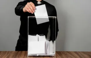 Padres mais jovens dos EUA dizem ser muito mais conservadores do que padres mais velhos em seus padrões de voto, segundo pesquisa deste ano. Imagem referencial.