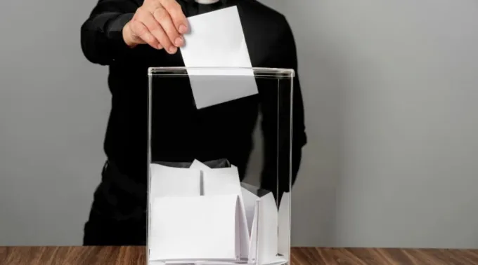 Padres mais jovens dos EUA dizem ser muito mais conservadores do que padres mais velhos em seus padrões de voto ?? 