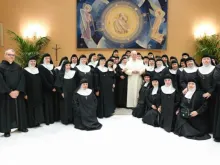 Papa Leão XIV com freiras agostinianas recoletas ontem (15) no Vaticano.