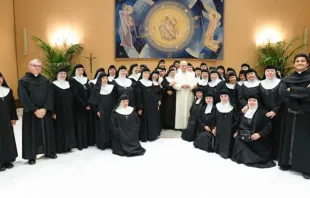 Papa Leão XIV com freiras agostinianas recoletas ontem (15) no Vaticano.