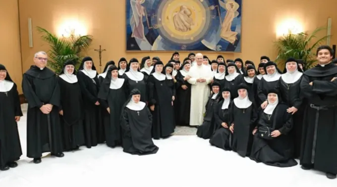 Leão XIV com freiras agostinianas recoletas no Vaticano em 15 de outubro de 2025 ?? 