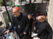 O patriarca latino de Jerusalém, cardeal Pierbattista Pizzaballa, e membros de uma igreja cristã visitam a igreja de São Porfírio na Cidade de Gaza em 18 de julho de 2025.