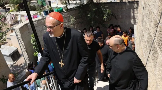 Cardeal Pierbattista Pizzaballa, e membros de uma igreja cristã visitam a igreja de São Porfírio na Cidade de Gaza em 18 de julho de 2025 ?? 