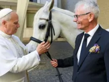 Papa Leão XIV com o cavalo Proton.