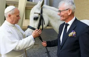 Papa Leão XIV com o cavalo Proton.