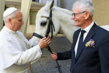 Papa Leão XIV com o cavalo Proton
