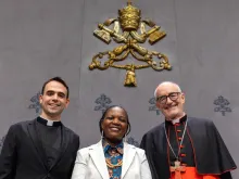 Padre Mattia Ferrari, capelão da ONG de resgate de migrantes Mediterranea, com o cardeal Michael Czerny.