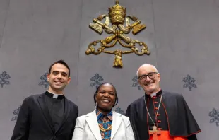 Padre Mattia Ferrari, capelão da ONG de resgate de migrantes Mediterranea, com o cardeal Michael Czerny.