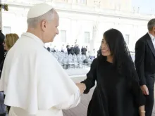Teresa Lai cumprimenta o papa Leão XIV depois de audiência geral na praça de São Pedro, no Vaticano, na última quarta-feira (15).