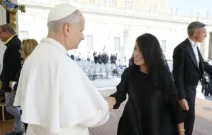 Teresa Lai cumprimenta o papa Leão XIV depois de audiência geral na praça de São Pedro, no Vaticano, na última quarta-feira (15).