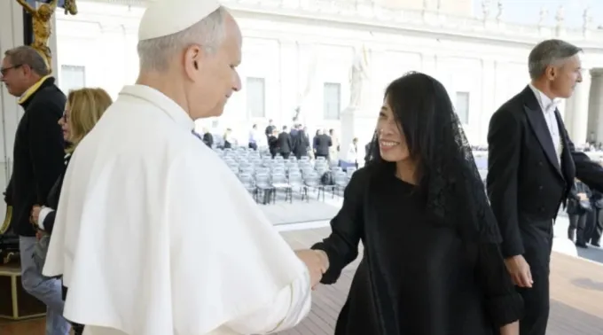 Teresa Lai cumprimenta o papa Leão XIV no Vaticano em 15 de outubro de 2025 ?? 