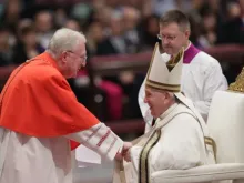 Papa Francisco com o cardeal Arthur Roche, prefeito do Dicastério do Culto Divino e da Disciplina dos Sacramentos, no consistório na basílica de São Pedro, no Vaticano, em 27 de agosto de 2022.