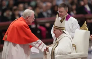 Papa Francisco com o cardeal Arthur Roche, prefeito do Dicastério do Culto Divino e da Disciplina dos Sacramentos, no consistório na basílica de São Pedro, no Vaticano, em 27 de agosto de 2022.
