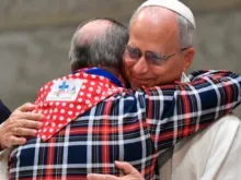 Papa Leão XIV abraça homem no Jubileu dos Ciganos e nômades celebrado ontem (19) no Vaticano.