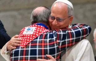 Papa Leão XIV abraça homem no Jubileu dos Ciganos e nômades celebrado ontem (19) no Vaticano.