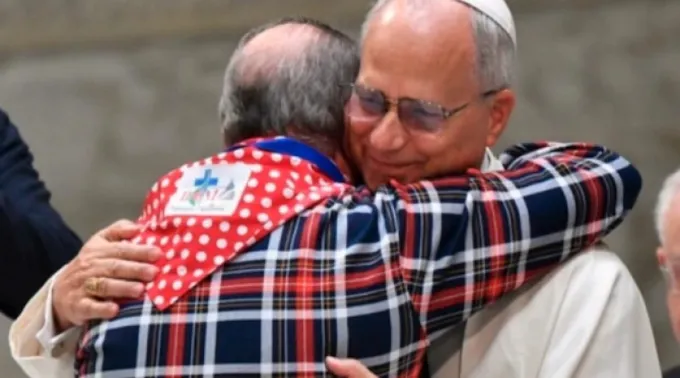 Leão XIV abraça homem no Jubileu dos Ciganos e nômades no Vaticano em 19 de outubro de 2025 ?? 