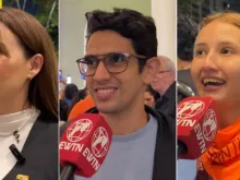 Jovens em Caracas, Venezuela, falam sobre cerimônia de canonização ontem (19) de dois santos venezuelanos.