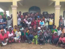 Crianças da diocese de Jalingo, Nigéria, reuniram-se na festa do Santo Rosário, em 7 de outubro de 2025, para participar da campanha de oração "Um Milhão de Crianças Rezando o Rosário", celebrada em paróquias, capelanias e áreas pastorais de toda a diocese.