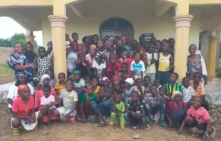 Crianças da diocese de Jalingo, Nigéria, reuniram-se na festa do Santo Rosário, em 7 de outubro de 2025, para participar da campanha de oração "Um Milhão de Crianças Rezando o Rosário", celebrada em paróquias, capelanias e áreas pastorais de toda a diocese.