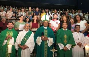 Primeira missa da pastoral dos shoppings, no Shopping Macapá  foi celebrada pelo bispo de Macapá, dom Antônio de Assis Ribeiro.