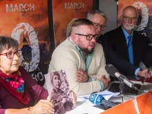 Membros do conselho e da organização Ending Clergy Abuse dão entrevista coletiva hoje (20) depois de reunião com o papa Leão XIV, em Roma.