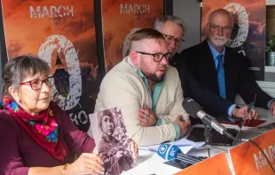 Membros do conselho e da organização Ending Clergy Abuse dão entrevista coletiva hoje (20) depois de reunião com o papa Leão XIV, em Roma.