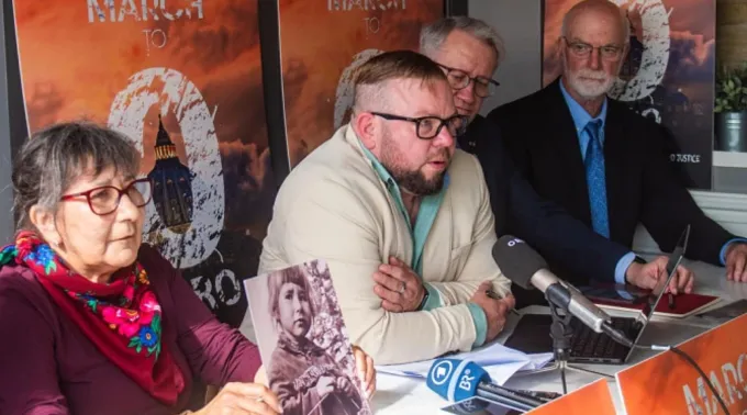 Membros da Ending Clergy Abuse dão entrevista coletiva depois de reunião com o papa Leão XIV, em Roma, em 20 de outubro de 2025 ?? 