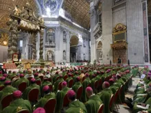 Bispos na basílica de São Pedro, no Vaticano, para a missa de encerramento do Sínodo da Sinodalidade, em 27 de outubro de 2024.