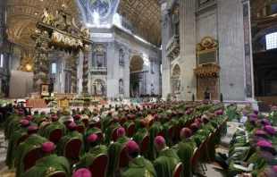 Bispos na basílica de São Pedro, no Vaticano, para a missa de encerramento do Sínodo da Sinodalidade, em 27 de outubro de 2024.
