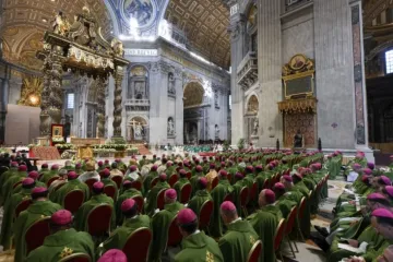 Bispos na basílica de São Pedro, no Vaticano, para a missa de encerramento do Sínodo da Sinodalidade, em 27 de outubro de 2024