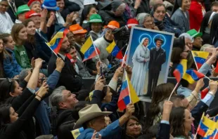 Venezuelanos celebram os dois novos santos de seu país em cerimônia de canonização no último domingo (19), na praça de São Pedro, no Vaticano.