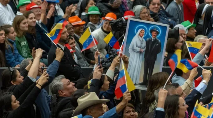 Venezuelanos celebram os dois novos santos de seu país em cerimônia de canonização na praça de São Pedro, no Vaticano, em 19 de outubro de 2025 ?? 
