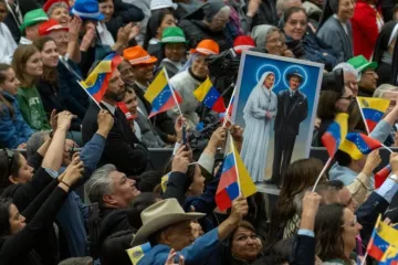 Venezuelanos celebram os dois novos santos de seu país em cerimônia de canonização na praça de São Pedro, no Vaticano, em 19 de outubro de 2025