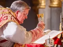 Cardeal Raymond Burke celebra a missa em latim.