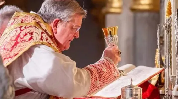 Cardeal Raymond Burke celebra a missa em latim ?? 