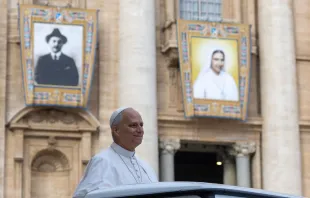 Papa Leão XIV na praça de São Pedro, no Vaticano.