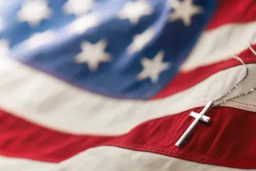 Pequena cruz e bandeira dos EUA