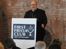 O bispo de Cleveland, Ohio, EUA, Edward Malesic, no First Friday Club de Cleveland em 10 de fevereiro de 2022.