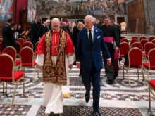 O papa Leão XIV e o rei Carlos III da Inglaterra caminham juntos na Capela Sistina em encontro histórico com uma oração hoje (23) no Vaticano.