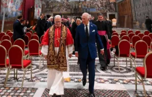 O papa Leão XIV e o rei Carlos III da Inglaterra caminham juntos na Capela Sistina em encontro histórico com uma oração hoje (23) no Vaticano.